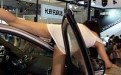 为了赚钱尺度无下限，车模们也蛮拼命的！