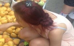 真的好想和美女一起挑选水果