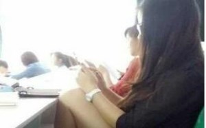 真的很难相信这妹子是来上课的 