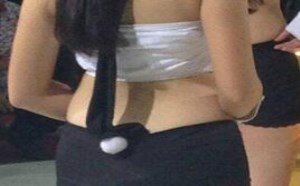 我也是醉！美女竟然把手机放在屁股下面玩震动 
