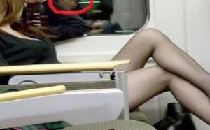 美女白嫩的腿，妩媚身姿真让人着迷