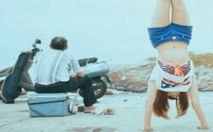 美女若你穿裙子倒立,那就更吸引人的眼球啦！