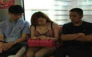 两个男人和一个女人的3P生活，看着这么入神