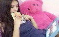 再花钱买支架了，美女自带平板支架！