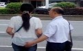 放开！光天化日之下，男子伸手摸女子屁股