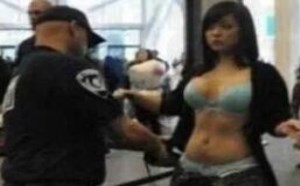 美女把你的衣服脱开来，让我检查一下！