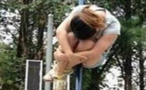 美女你这是什么情况，确定不顾自己的死活吗？