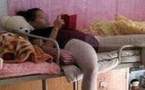 美女穿透明裤袜叉腿真的好吗？