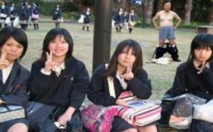 大叔用得着脱了裤子来跟众多美女抢镜吗？