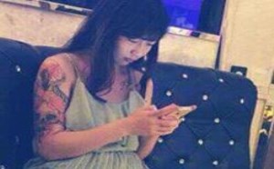 美女穿裙子劈叉太不雅观了