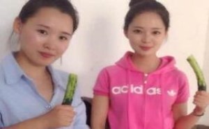 两个美女吃黄瓜销魂表情图 诱惑死我了