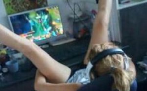 美女玩的什么游戏，用得着把腿张开吗？