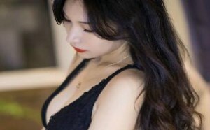 翘臀后进撸管图：研依美女黑丝情趣内衣床上诱惑写真