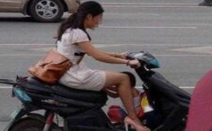 流氓图片：小男孩,你摸到妈妈下面了