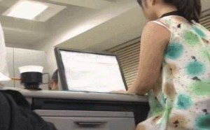 美女同事不小心犯了错就得肉偿