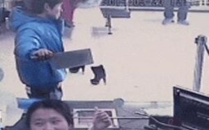 菜刀抢银行爆笑gif图