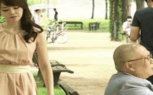 妙齡女子调戏光头老头野战门事件