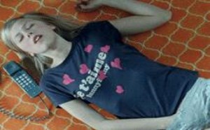 欧美少女美女躺地上自慰gif动态邪恶动态图
