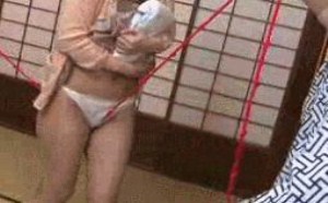邪恶红线刺激下体 在客厅里干女友的表妹做爱动态图