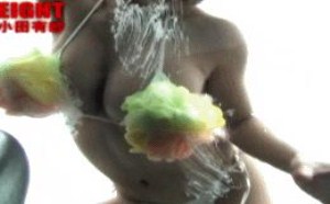 大吴哥娱乐网：大胸部擦车妹子图片