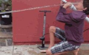 搞笑啦搞笑图片！玩水枪玩水自焚