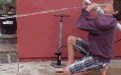 搞笑啦搞笑图片!玩水枪玩水自焚 搞笑啦搞笑图片!玩水枪玩水自焚