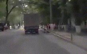 生死一瞬间！gif态图片社会百态图片
