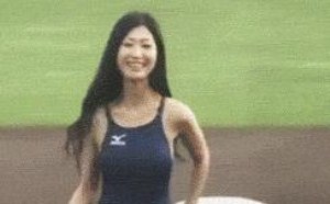 杜蕾斯女孩穿泳衣打棒球的美女图片