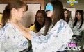 让我猜一猜你胸有多大呢？女澡堂里的男搓澡工
