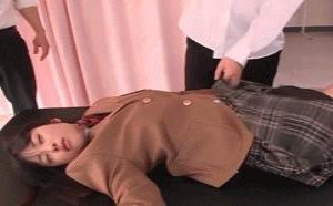 迷倒女同学拍照留纪念 我和小萝莉浴室做爱实战动态图