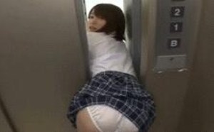 小妹被卡电梯了！我和邻居少妇做爱动态图