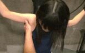 小妹妹被羞辱！与女同学在厕所内做爱动态图