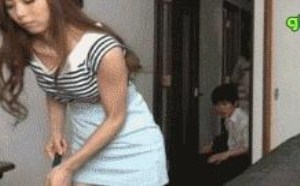 姐姐打扫清洁，后入式翘臀被弟弟偷看