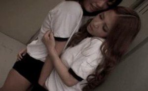 色色的两女人在干什么？女人图片黄一点图片