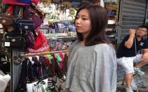 翘屁美女好看个性裙子真会装B啊