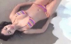 美女睡在沙滩上！色动态搞笑图片大全
