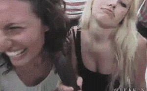 春哥搞笑图片：金发美女直播吃肉棒