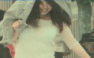 全身被雨淋湿的美女，快跑啊下大了