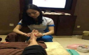 《洗脚图片》 这么漂亮的小妹帮我洗脚再贵也值了