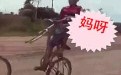 骑自行车轮胎掉了爆笑gif图片笑死人