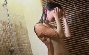 俄罗斯美女比基尼冲澡动态图