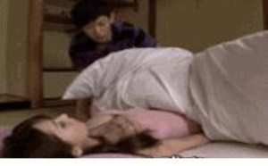 趁美女睡觉时候占便宜邪恶动态图