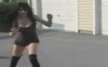 长腿美女玩滑板真会玩