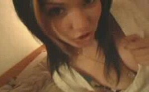 美女爱爱第一次动态图 第一次做爱动态图