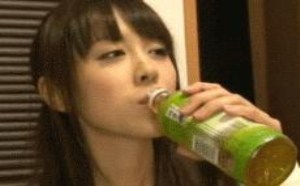 美女吃了我的下面装的水