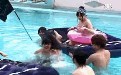 游泳池和一群空姐在荒岛的生活