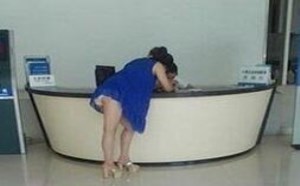 妹子穿超短裙小内裤露出来图片欣赏