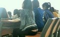 学生妹在教室上课露出半边月亮