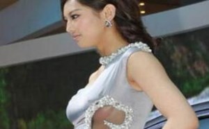 车展美女穿真空透明装 凹凸有致好性感