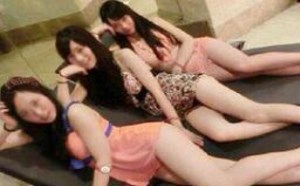 快过来呀，一群美女床上露大腿内裤极致诱惑